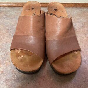 OTBT SLIDE ONS WITH HEEL, BROWN LEATHER, SIZE 8M